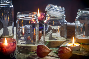 kompozycja halloween ze świecami słoikami na stole, Don't open till Halloween