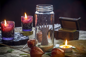 kompozycja halloween ze świecami słoikami na stole, Don't open till Halloween