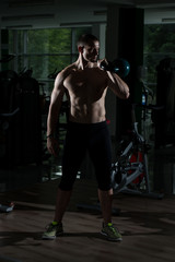 Obraz na płótnie Canvas Siluet Healthy Man Posing In The Gym