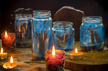 kompozycja halloween ze świecami słoikami na stole, Don't open till Halloween