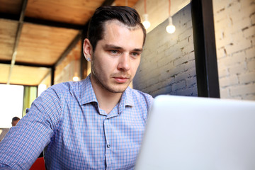 Photo young and talente finance manager working with new project. Handsome man working from his home office. Analyze business plans on laptop.