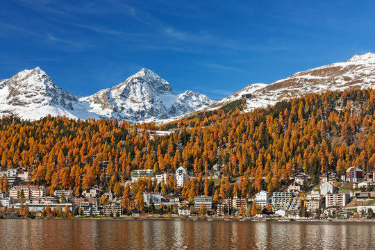 St. Moritz mit St. Moritzersee im Herbst im Engadin in Graub&uuml;nden, Schweiz. Links im Bild die Berge Piz Albana und Piz Julier