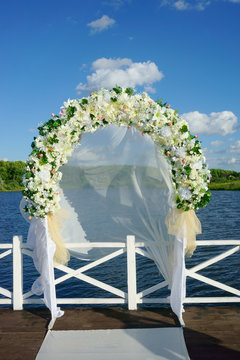 arch of flowers at the wedding