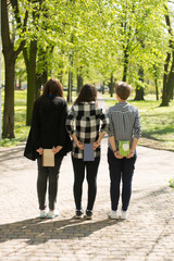 Zwariowana młodzież kryjąca książki za plecami © pabisiak