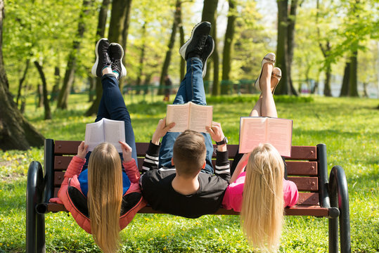 Czytanie książek wiosną w parku - zwariowani nastolatkowie