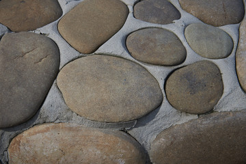 Decorative coating of large marine pebbles