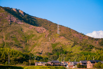 兵庫県、高御位山・青い空と岩肌の山と裾に家
