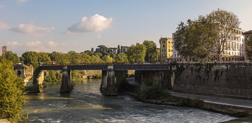 Cartolina da Roma: il fiume tevere, tratto isola tiberina