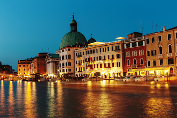 Obraz premium Canal in Venice at night
