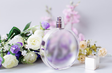 Obraz na płótnie Canvas Perfume and pink flower