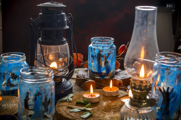 straszny halloween kompozycja z świec lamp drzewa słoików zniczy i lampionów, Scary halloween