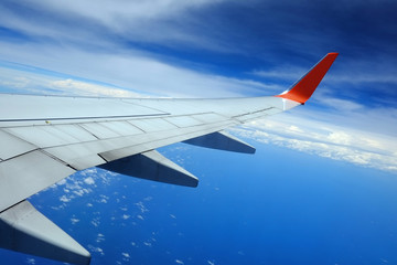 Obraz premium Airplane wing in the sky