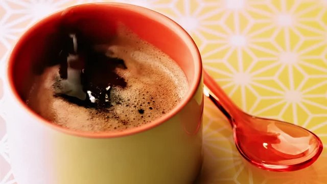 sucre tombant dans une tasse de caf&eacute; en gros plan et en slow motion 250 fps