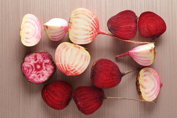 Obraz premium Fresh young sliced beets on wooden table