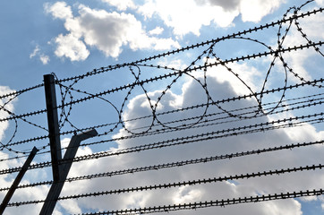 Sicherheit, Stachelzaun 