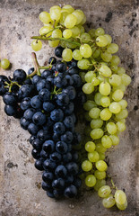 Bunches of red and white grapes