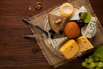 Mix cheese on wooden board.