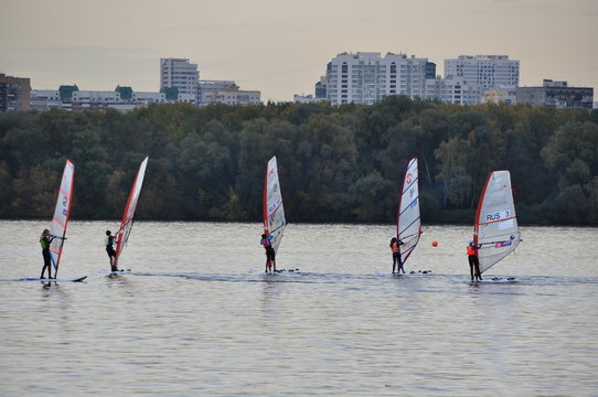 Виндсерферы на тренировке