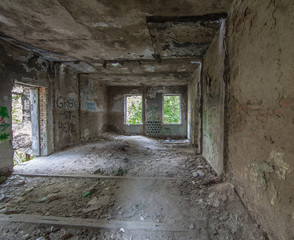 Fototapeta na wymiar inside an Old ruined Howes