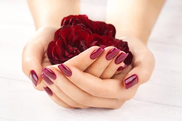 Fotobehang vinous manicure met roze bloemen. spa © Dmytro Titov