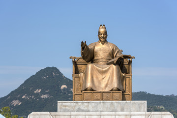 Naklejka premium Pomnik króla Sejonga na placu Gwanghwamun w Seulu