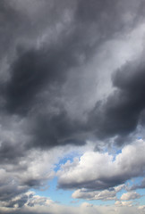 dunkle Wolken am Himmel