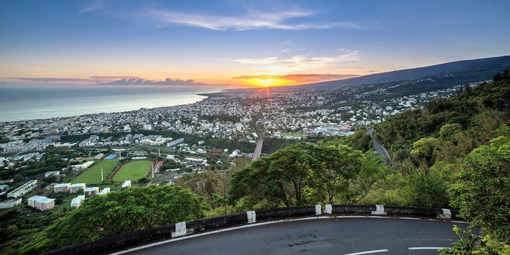 Lever de soleil sur Saint-Denis de la R&eacute;union .