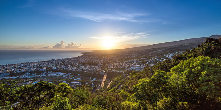 D&eacute;but de journ&eacute;e sur Saint-Denis de la R&eacute;union .