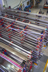 almacenaje de barras de hierro en un taller mecanico