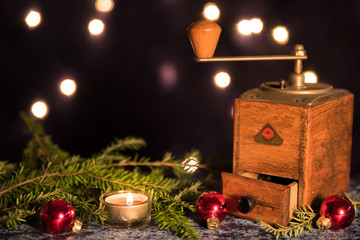 Weihnachtsdeko mit alter Kaffeemühle und Kerze 