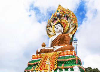 Obraz premium big colorful buddha statue sitting thai temple 