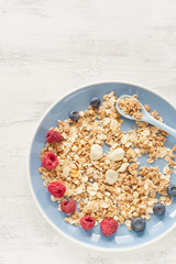 Müsli und Beeren fürs Frühstück