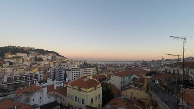 Sonnenuntergang in Lissabon mit Blick auf den Tejo und das Castelo de São Jorge