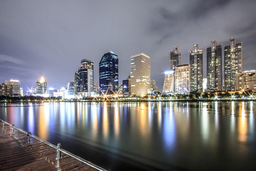 Obraz premium Lake in Bangkok city at night.