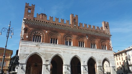 Fototapeta na wymiar Piacenza - piazza cavalli