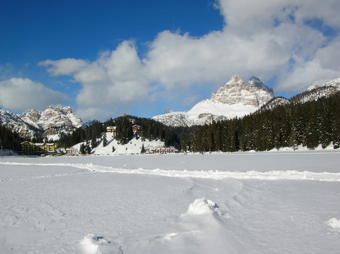 Tre cime di Lavaredo / panorama dal lago misurina