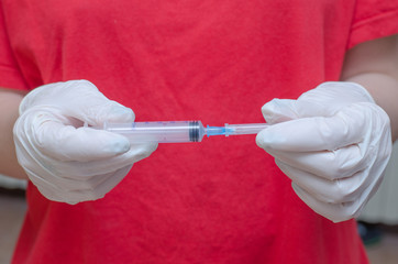 Dr. opens the injection syringe