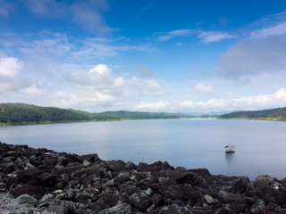 Fototapeta na wymiar Lake and blue sky with cloudy.