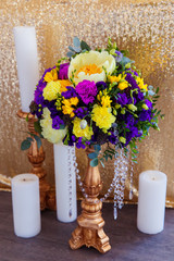 Obraz na płótnie Canvas Floral arrangement to decorate the wedding feast, the bride and
