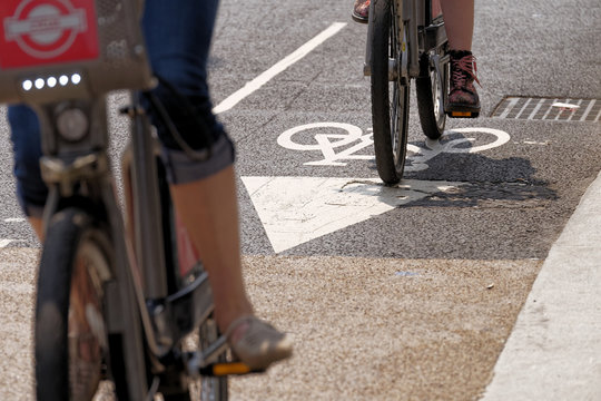 Fototapeta Cyclists using the New TFL Cycle Superhighway in London