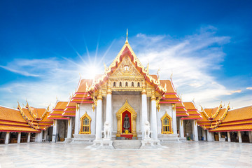 Fototapeta premium Marble Temple, Wat Benchamabophit Dusitvanaram in Bangkok, Thailand