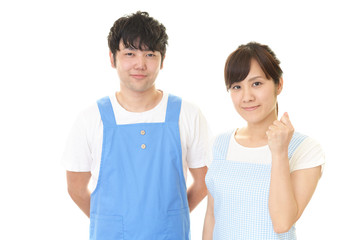 Obraz premium エプロンを着た笑顔の男女