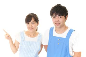 Fototapeta premium エプロンを着た笑顔の男女