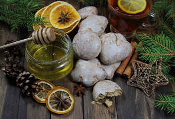 пряники с медом ,чаем,еловыми ветками и елочной игрушкой