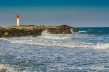 la mer avec digue et phare