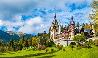 Fotobehang Kasteel Peleskasteel Sinaia in de herfstseizoen, Transsylvanië, Roemenië beschermd door Unesco-werelderfgoed