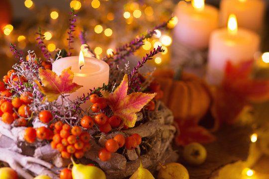 Festlich gedeckter Tisch im Herbst