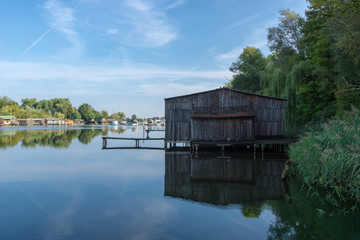 Obraz premium bootsschuppen oder bootshaus an einem See am Morgen