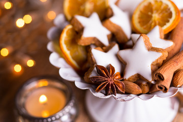 Duftende Plätzchen und Gewürze zur Weihnachtszeit