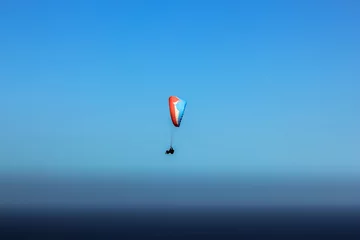 Photo sur Plexiglas Sports aériens Paragliding over Table Mountain National Park in Cape Town, Western Cape, South Africa in the blue sky.